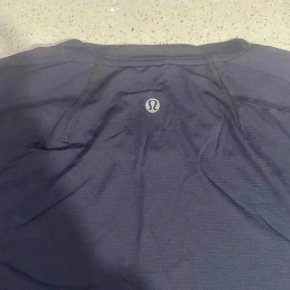 Lululemon men’s short sleeve shirt EUC Size Small/Medium - Picture 5 of 6